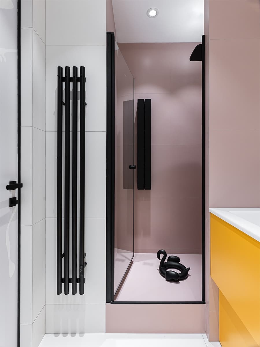 Легкая роспись стен и эффектный color-blocking в интерьере квартиры для сдачи в аренду — проект студии 3022.interior