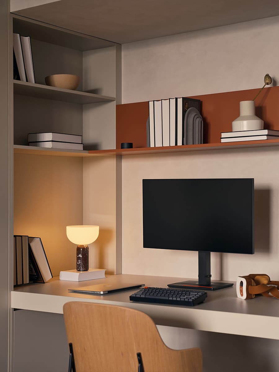 Мягкие краски и светлая древесина в интерьере квартиры с эффектными полками для декора — проект студии BRANCH