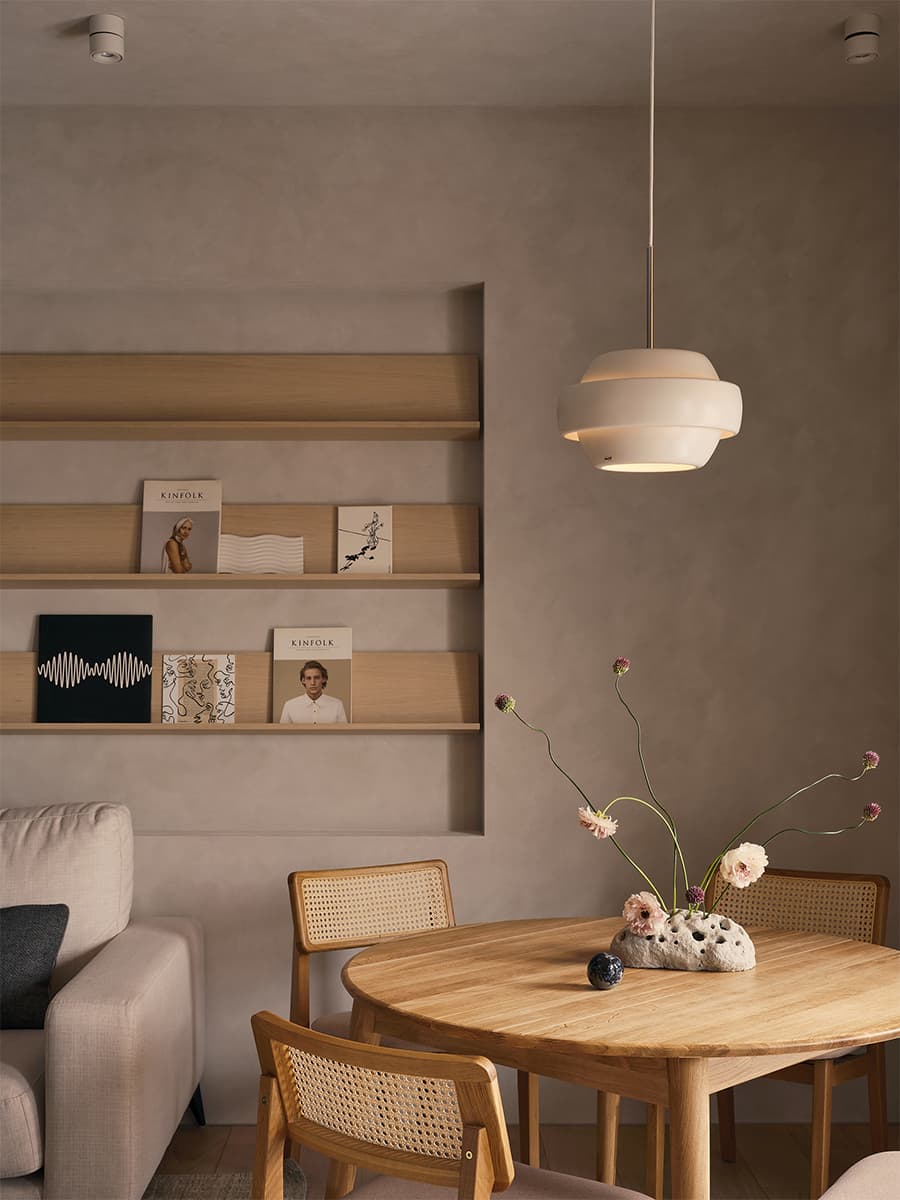 Мягкие краски и светлая древесина в интерьере квартиры с эффектными полками для декора — проект студии BRANCH