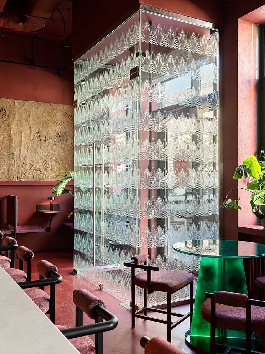 Винные оттенки, панно из песка и арт-объекты с отсылкой к винной культуре — проект бара в Казани от студии Duplex