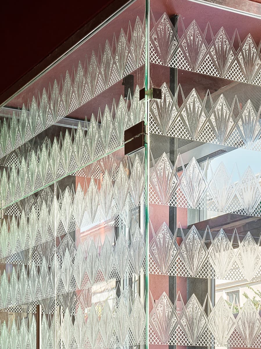 Винные оттенки, панно из песка и арт-объекты с отсылкой к винной культуре — проект бара в Казани от студии Duplex