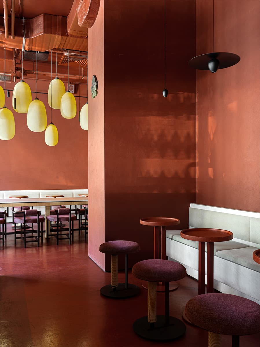 Винные оттенки, панно из песка и арт-объекты с отсылкой к винной культуре — проект бара в Казани от студии Duplex