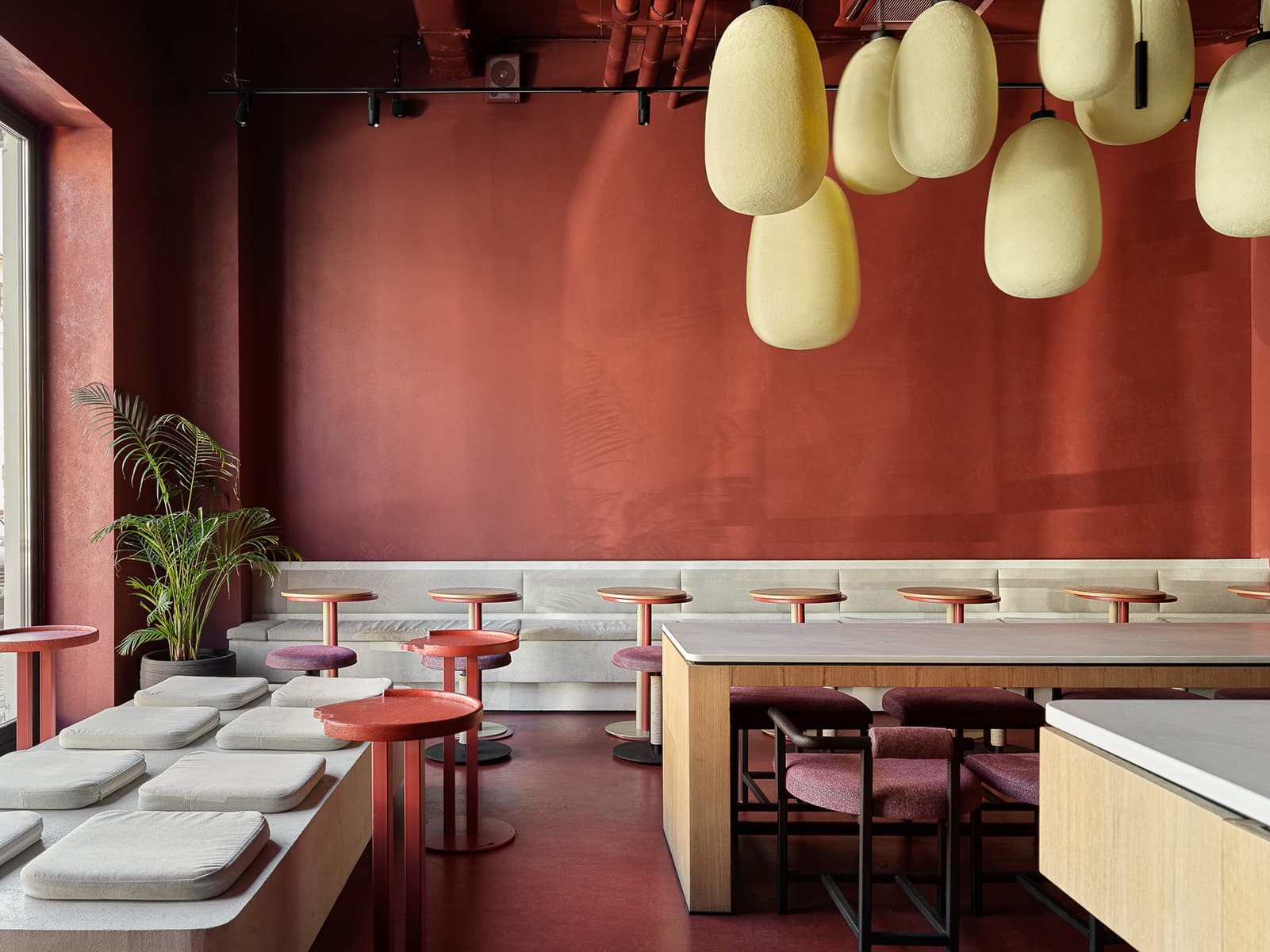 Винные оттенки, панно из песка и арт-объекты с отсылкой к винной культуре — проект бара в Казани от студии Duplex