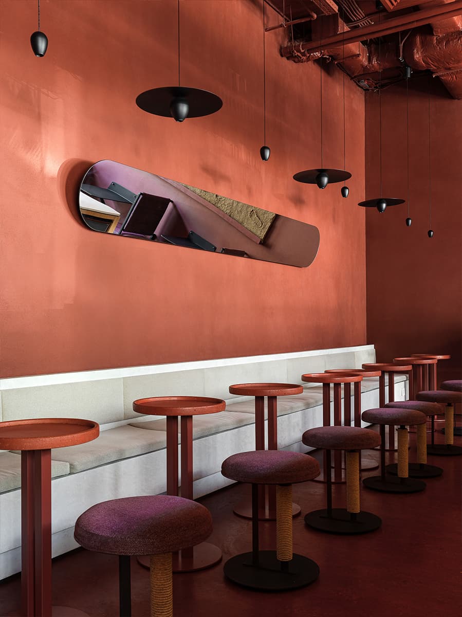 Винные оттенки, панно из песка и арт-объекты с отсылкой к винной культуре — проект бара в Казани от студии Duplex