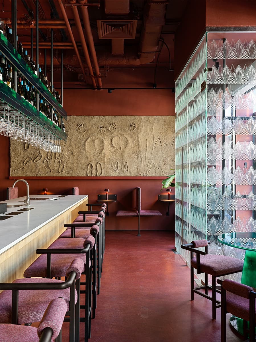 Винные оттенки, панно из песка и арт-объекты с отсылкой к винной культуре — проект бара в Казани от студии Duplex
