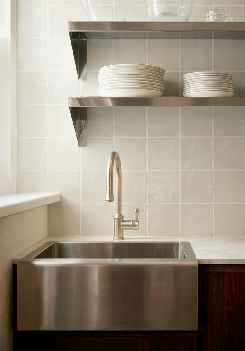 Отсылки к стилю ар-деко в преображенном интерьере квартиры с историей — проект Макса Кополова