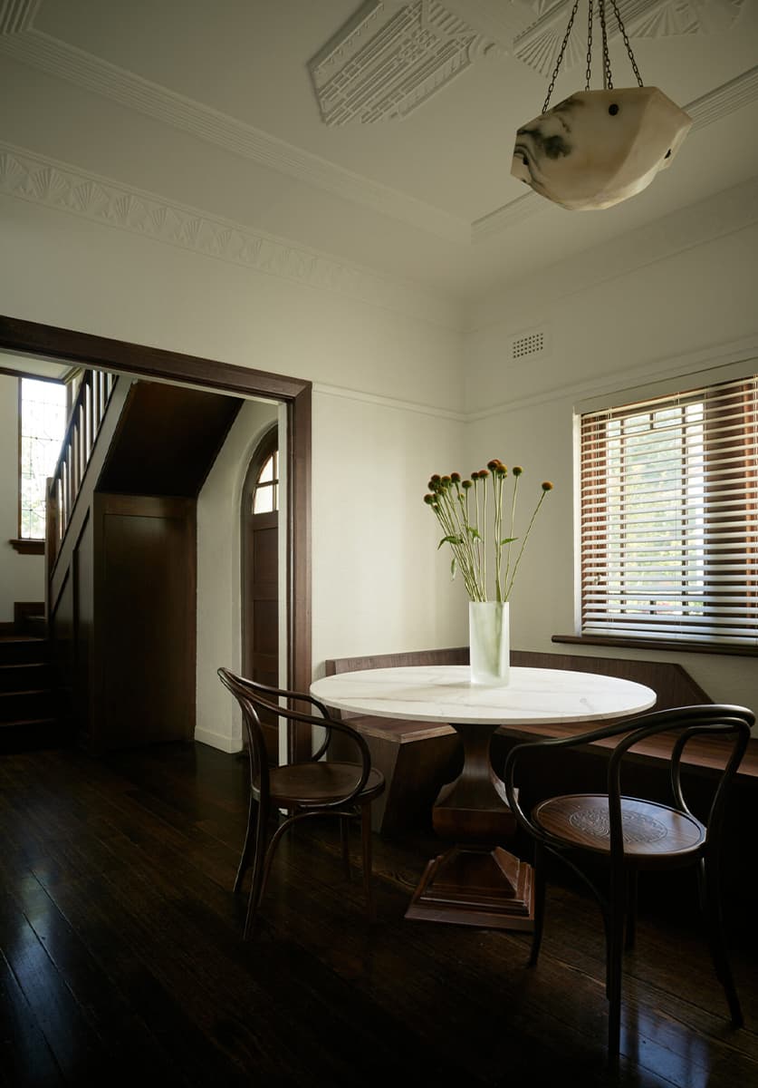 Отсылки к стилю ар-деко в преображенном интерьере квартиры с историей — проект Макса Кополова