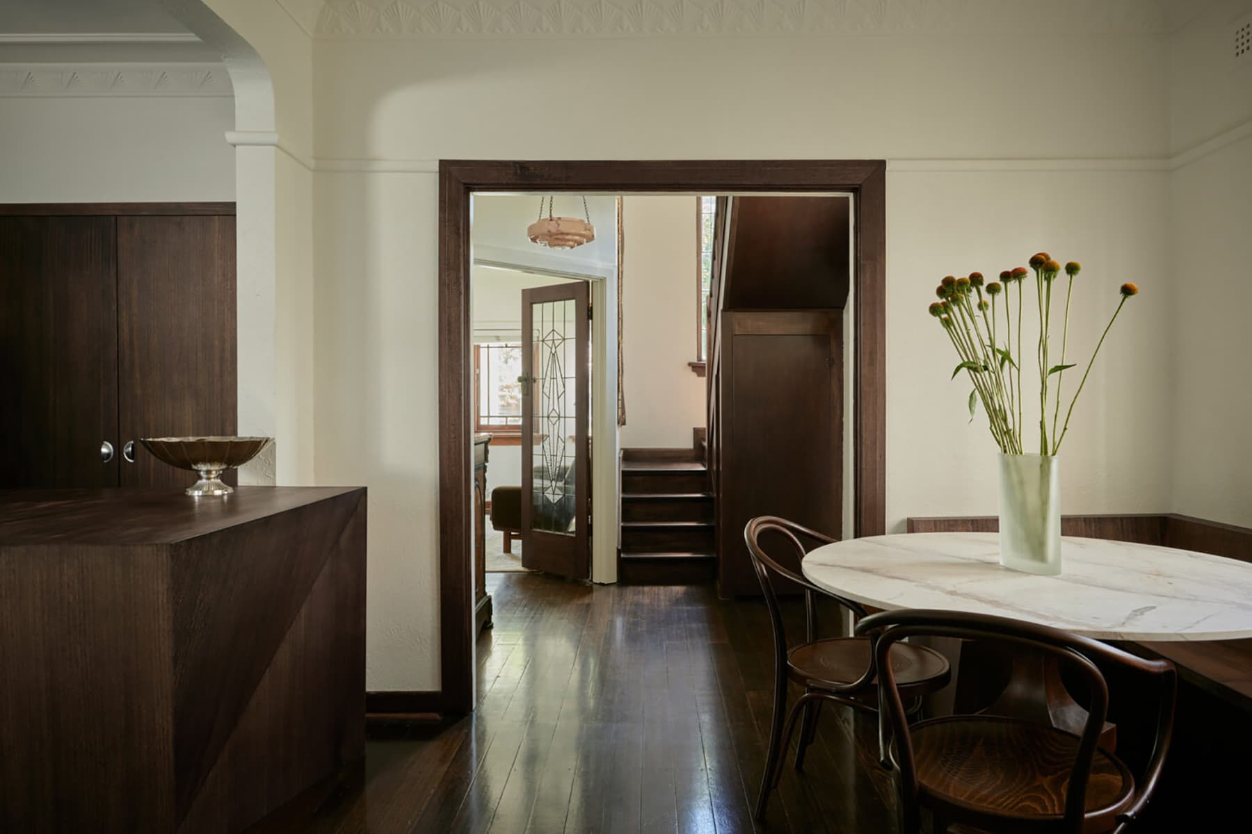 Отсылки к стилю ар-деко в преображенном интерьере квартиры с историей — проект Макса Кополова