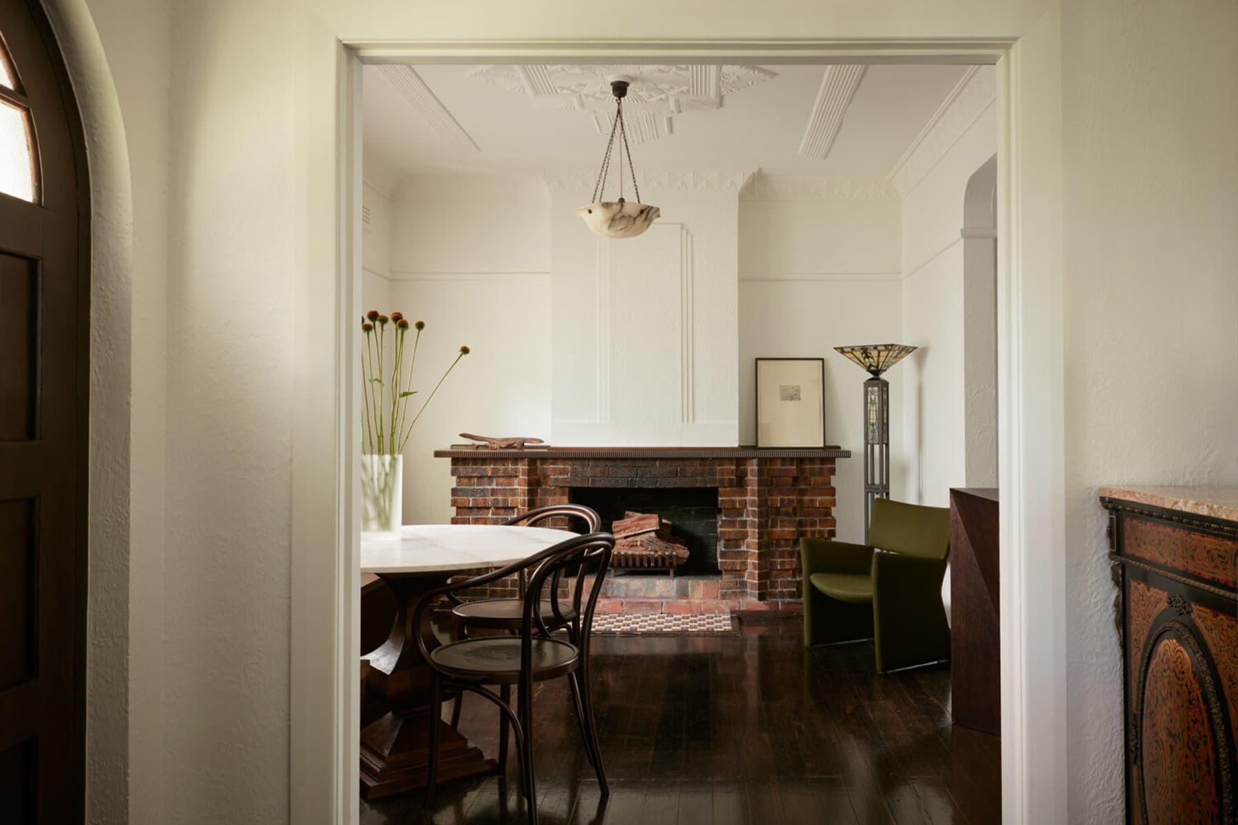 Отсылки к стилю ар-деко в преображенном интерьере квартиры с историей — проект Макса Кополова