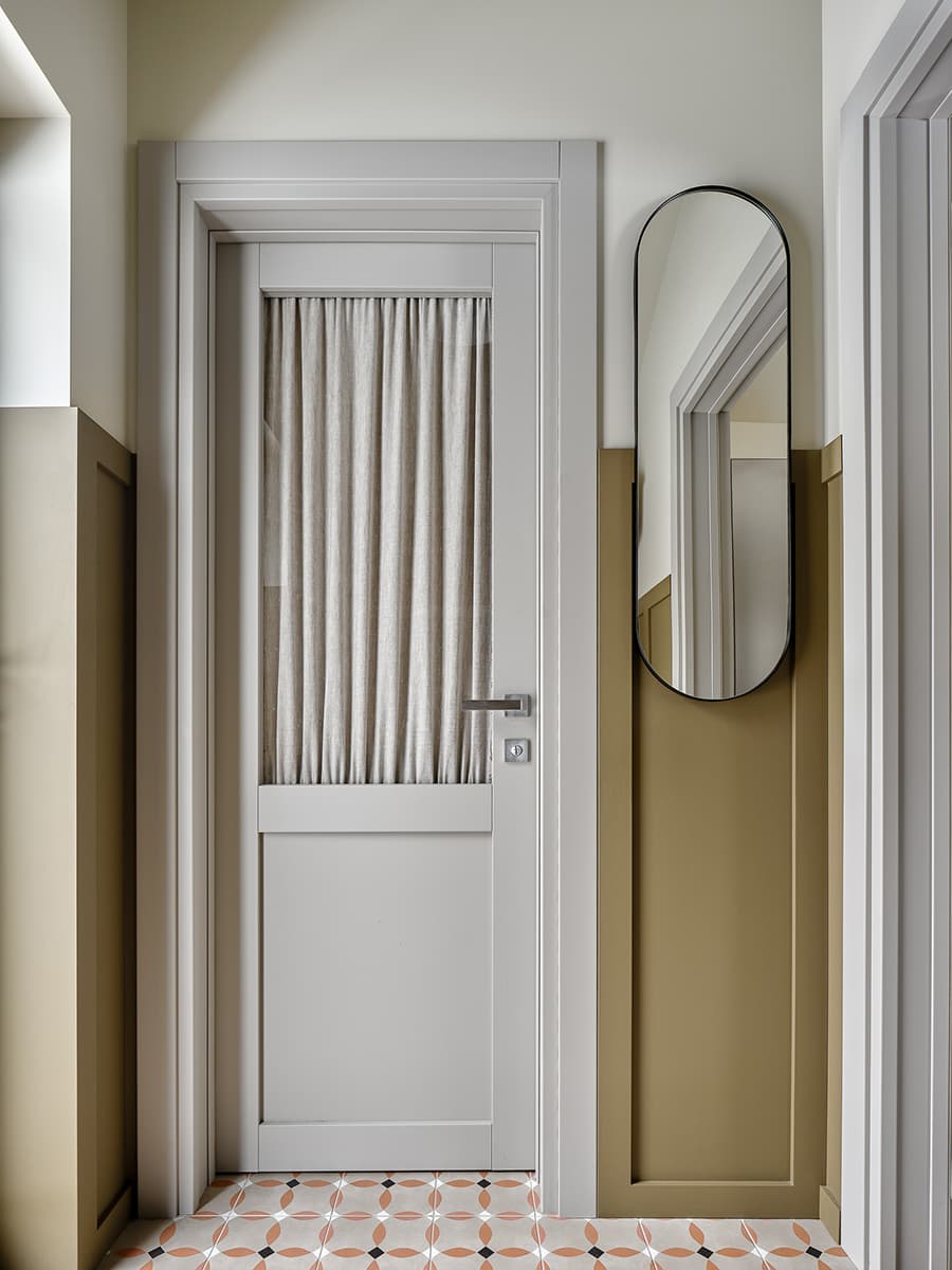 Лаконичный интерьер загородного дома с нарядной плиткой и изразцами — проект Яны Сушковой