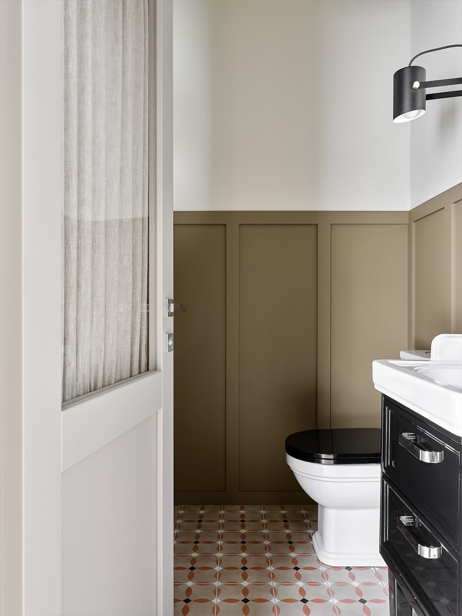 Лаконичный интерьер загородного дома с нарядной плиткой и изразцами — проект Яны Сушковой