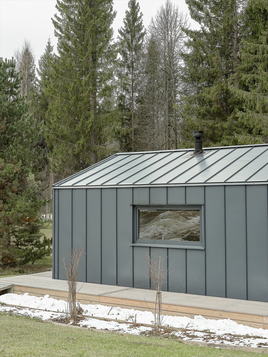 Лаконичный интерьер загородного дома с нарядной плиткой и изразцами — проект Яны Сушковой