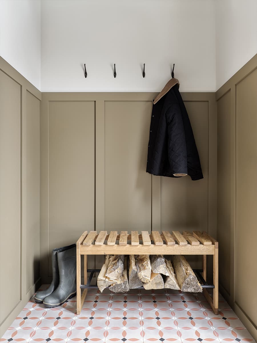 Лаконичный интерьер загородного дома с нарядной плиткой и изразцами — проект Яны Сушковой