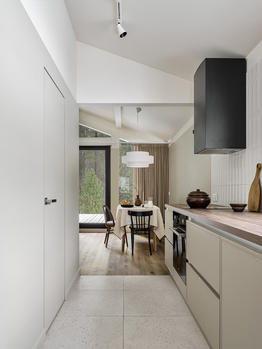 Лаконичный интерьер загородного дома с нарядной плиткой и изразцами — проект Яны Сушковой