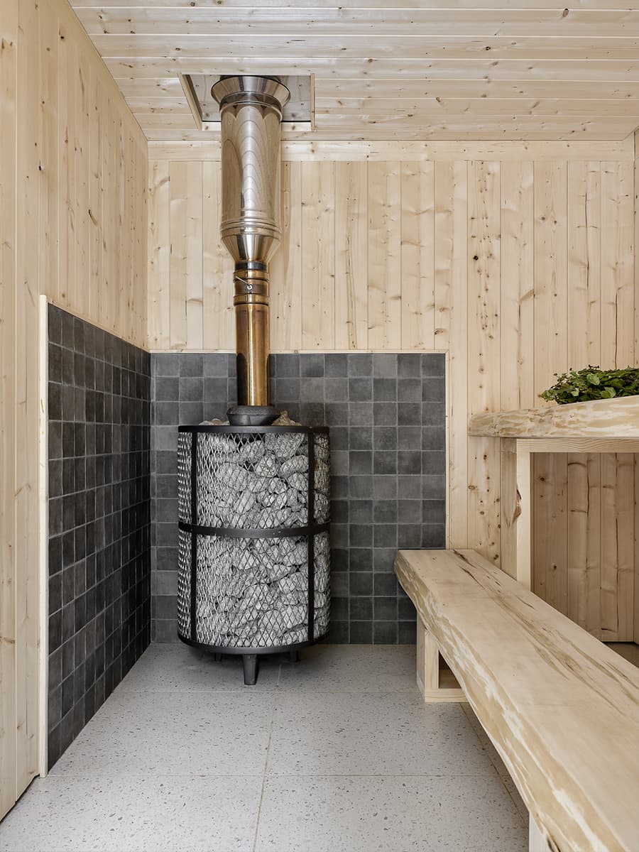 Лаконичный интерьер загородного дома с нарядной плиткой и изразцами — проект Яны Сушковой