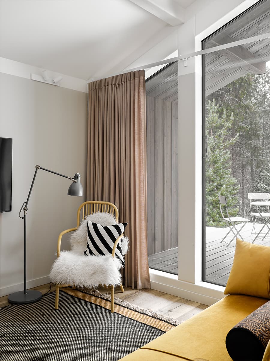 Лаконичный интерьер загородного дома с нарядной плиткой и изразцами — проект Яны Сушковой