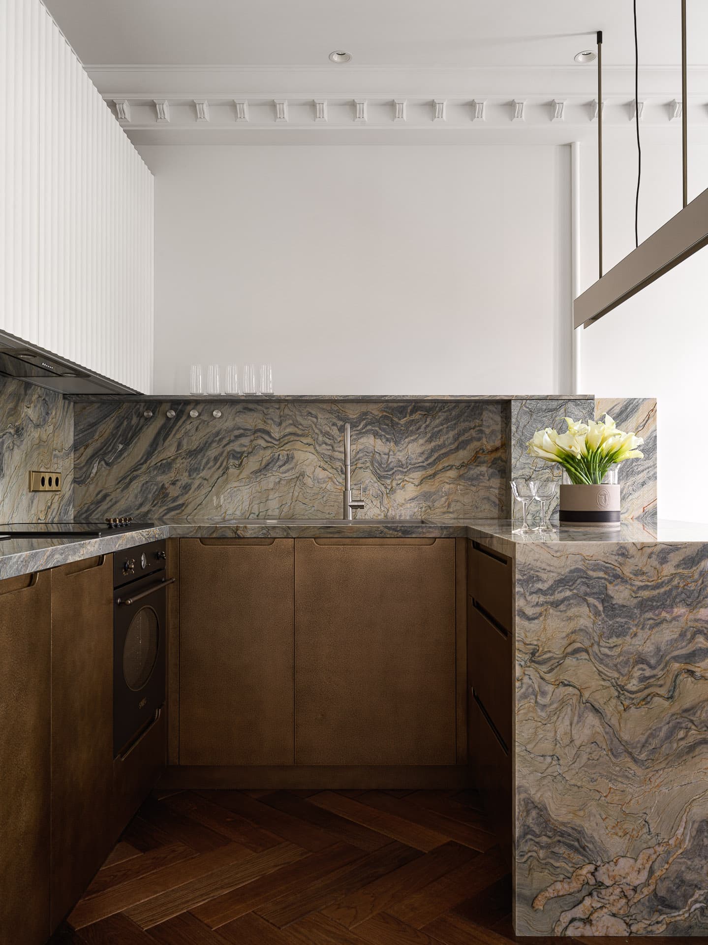 Эффект «чистого листа», палитра палехского искусства и эксклюзивные деревянные элементы в московской сталинке — проект Екатерины Бочаровой