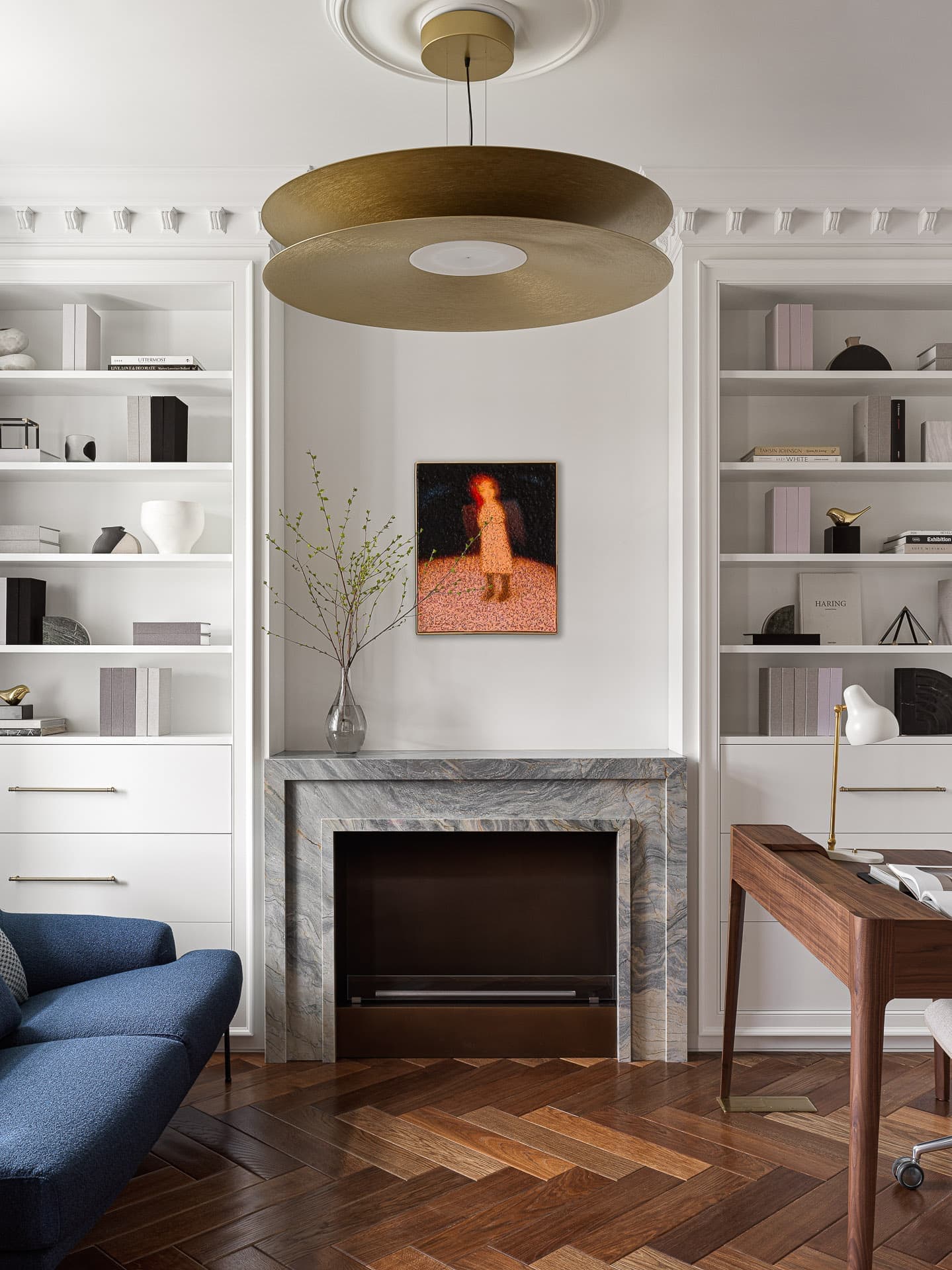 Эффект «чистого листа», палитра палехского искусства и эксклюзивные деревянные элементы в московской сталинке — проект Екатерины Бочаровой