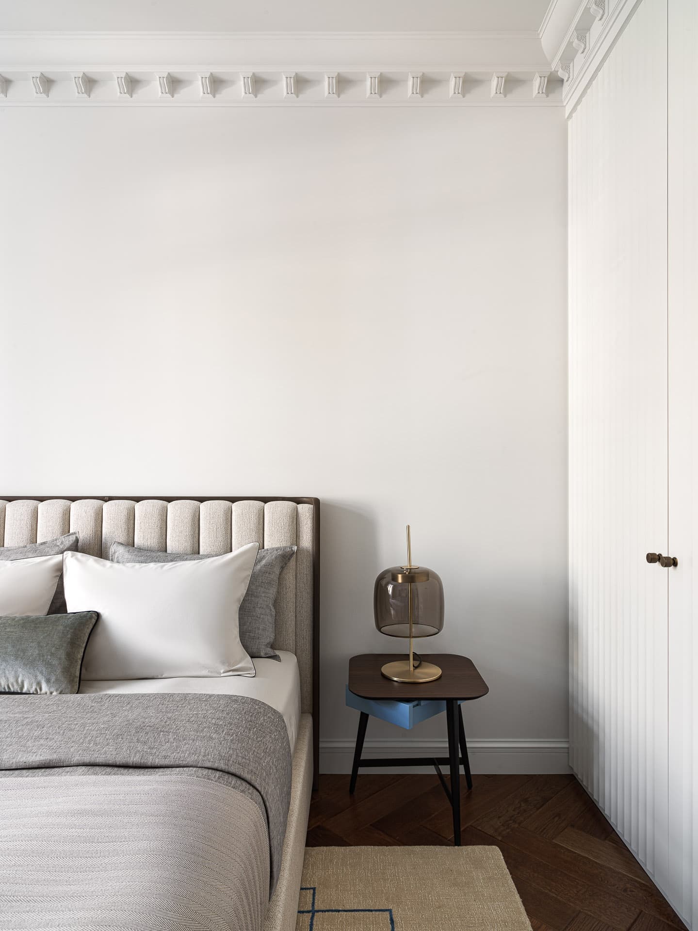 Эффект «чистого листа», палитра палехского искусства и эксклюзивные деревянные элементы в московской сталинке — проект Екатерины Бочаровой