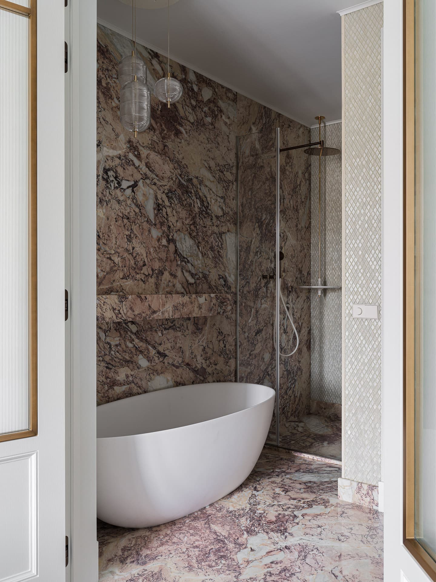 Эффект «чистого листа», палитра палехского искусства и эксклюзивные деревянные элементы в московской сталинке — проект Екатерины Бочаровой