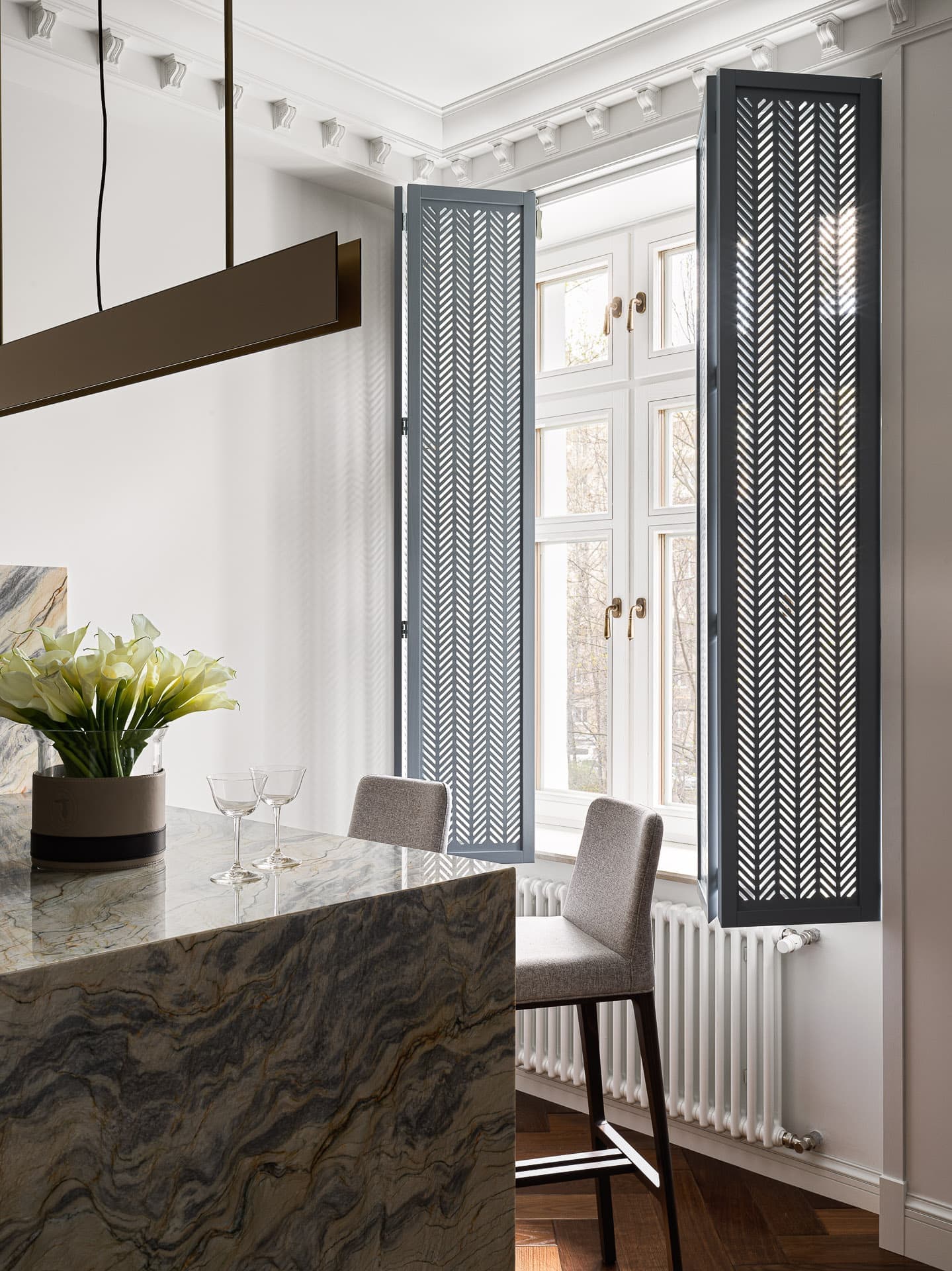 Эффект «чистого листа», палитра палехского искусства и эксклюзивные деревянные элементы в московской сталинке — проект Екатерины Бочаровой