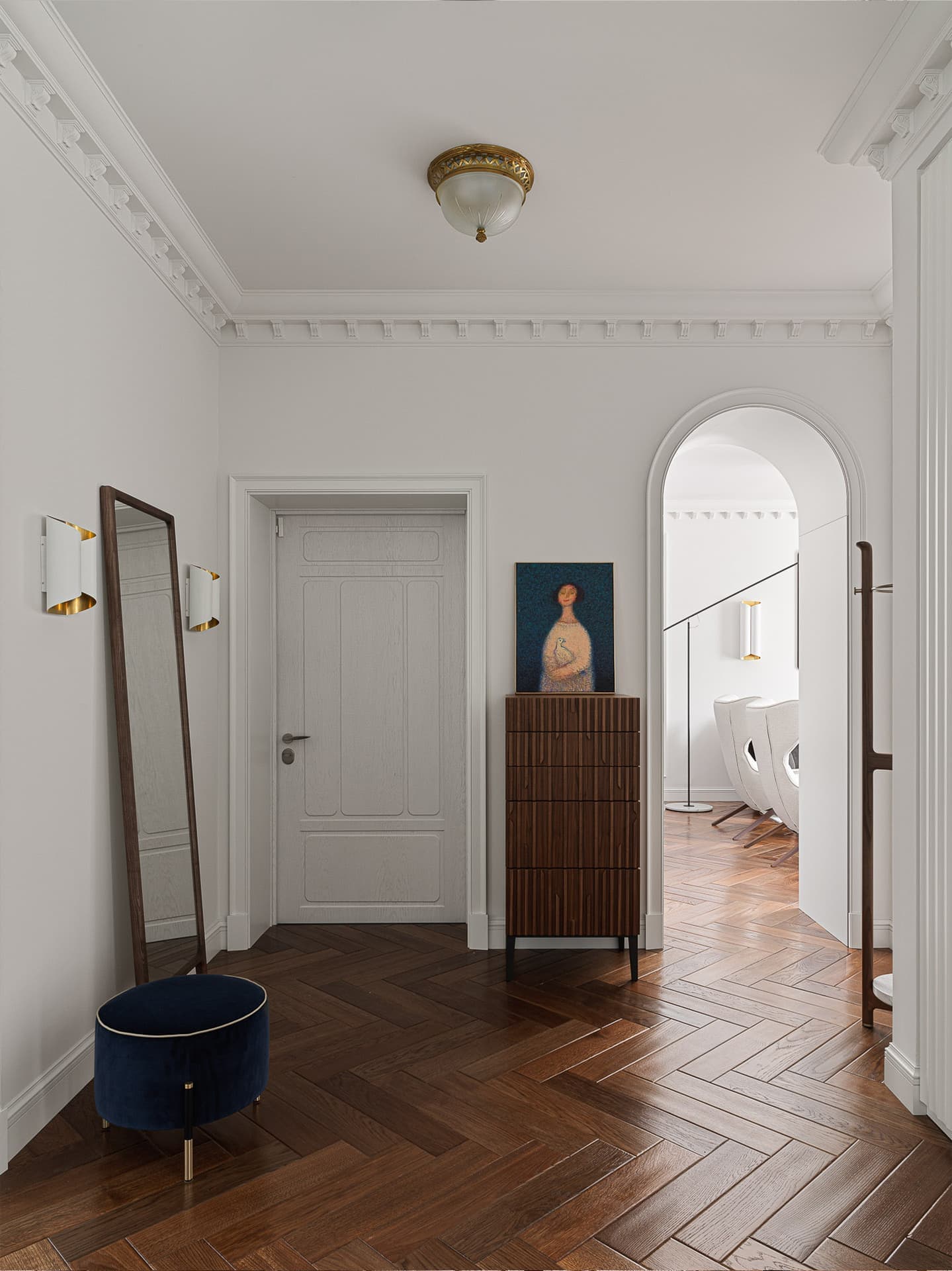 Эффект «чистого листа», палитра палехского искусства и эксклюзивные деревянные элементы в московской сталинке — проект Екатерины Бочаровой