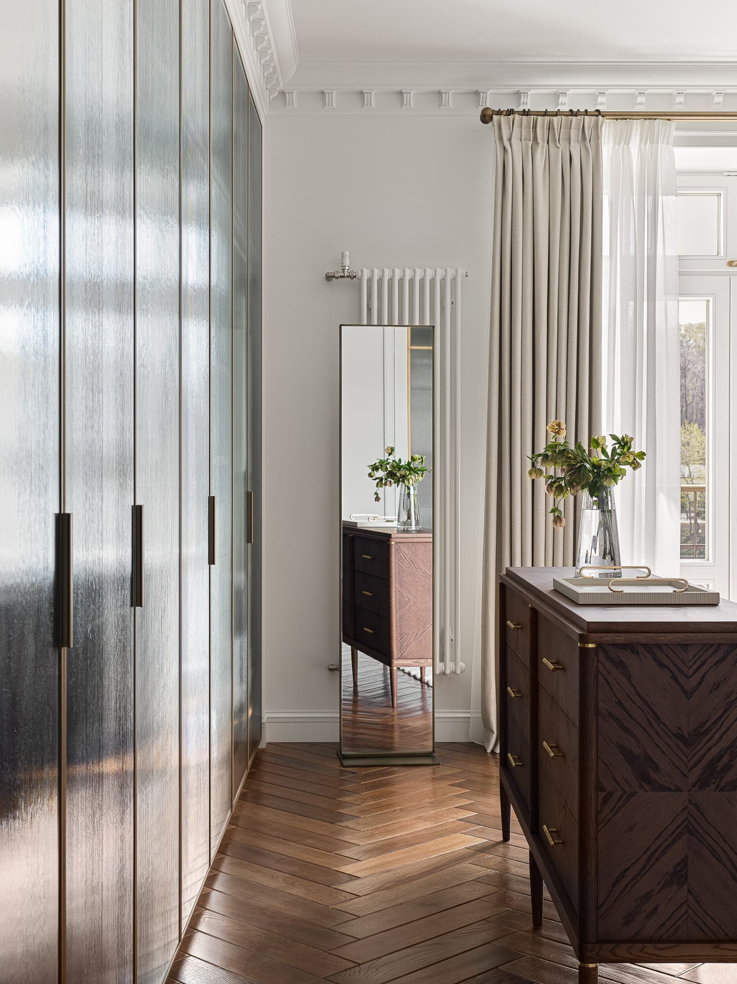 Эффект «чистого листа», палитра палехского искусства и эксклюзивные деревянные элементы в московской сталинке — проект Екатерины Бочаровой