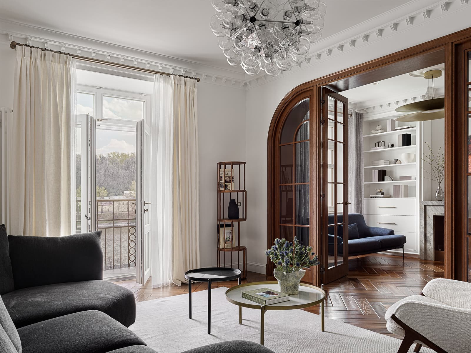 Эффект «чистого листа», палитра палехского искусства и эксклюзивные деревянные элементы в московской сталинке — проект Екатерины Бочаровой