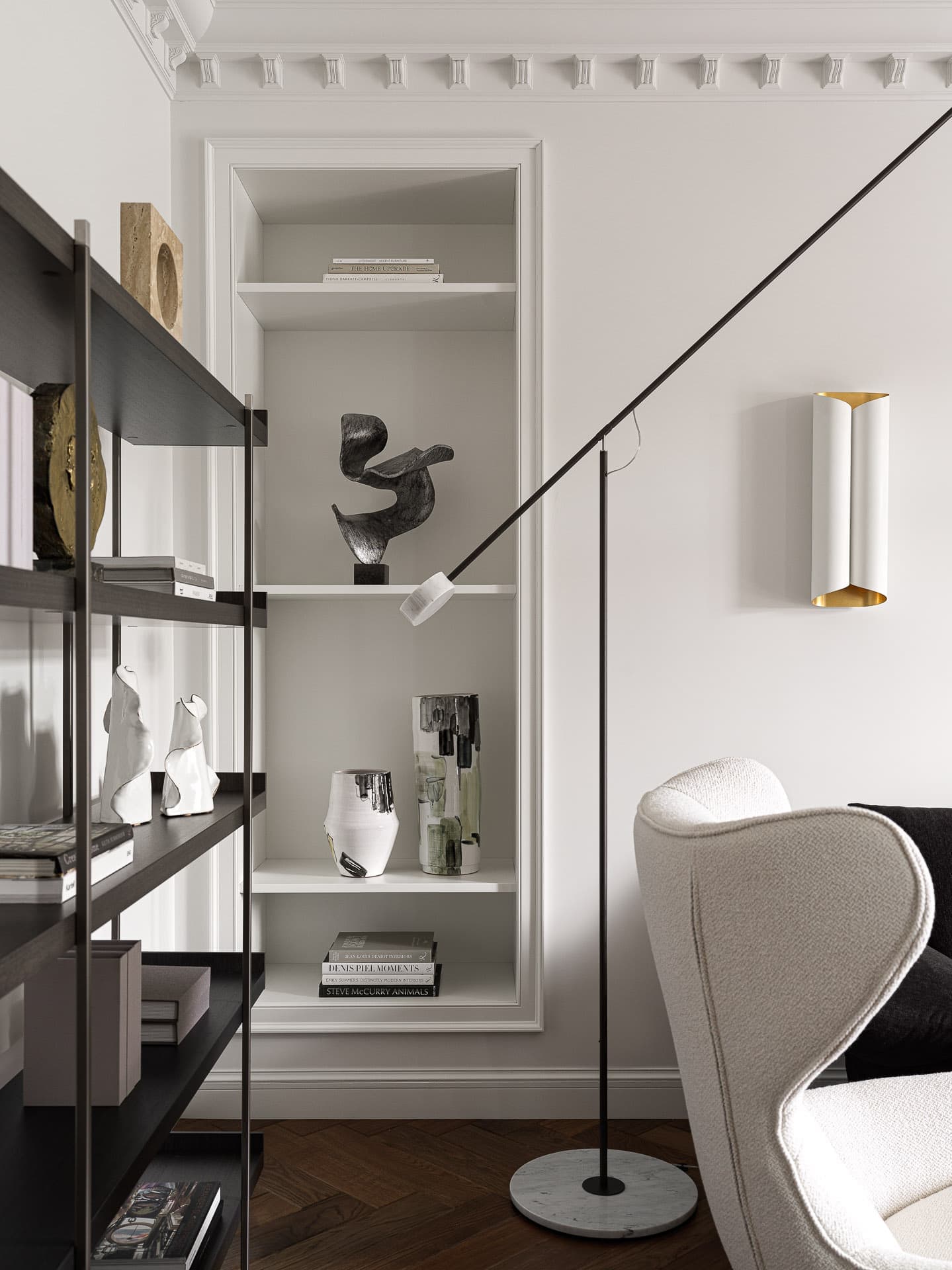 Эффект «чистого листа», палитра палехского искусства и эксклюзивные деревянные элементы в московской сталинке — проект Екатерины Бочаровой