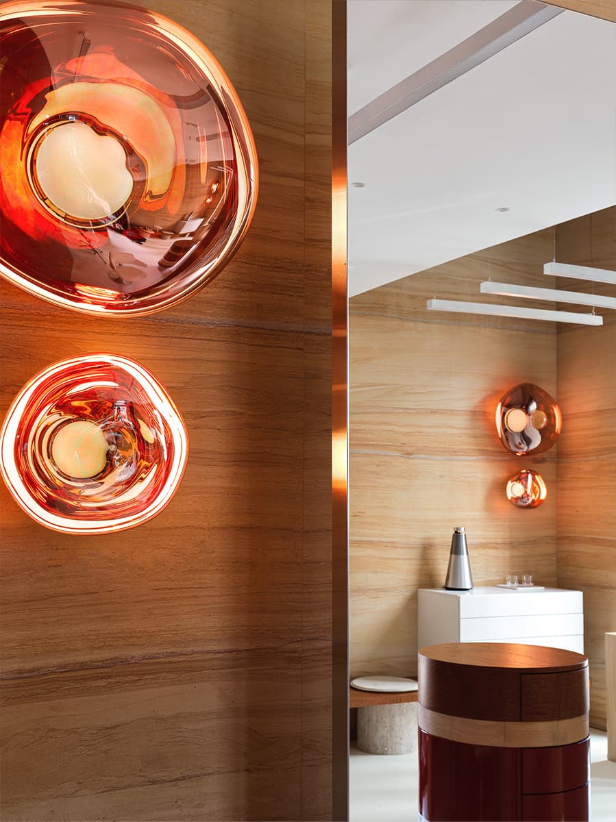 «Янтарная» древесина и глубокий бордовый цвет в интерьере казанского салона красоты — проект Ксении Евстафьевой