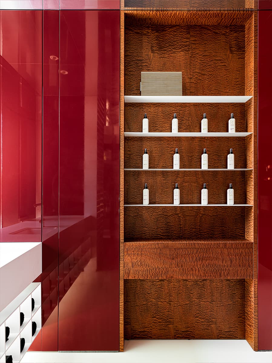 «Янтарная» древесина и глубокий бордовый цвет в интерьере казанского салона красоты — проект Ксении Евстафьевой