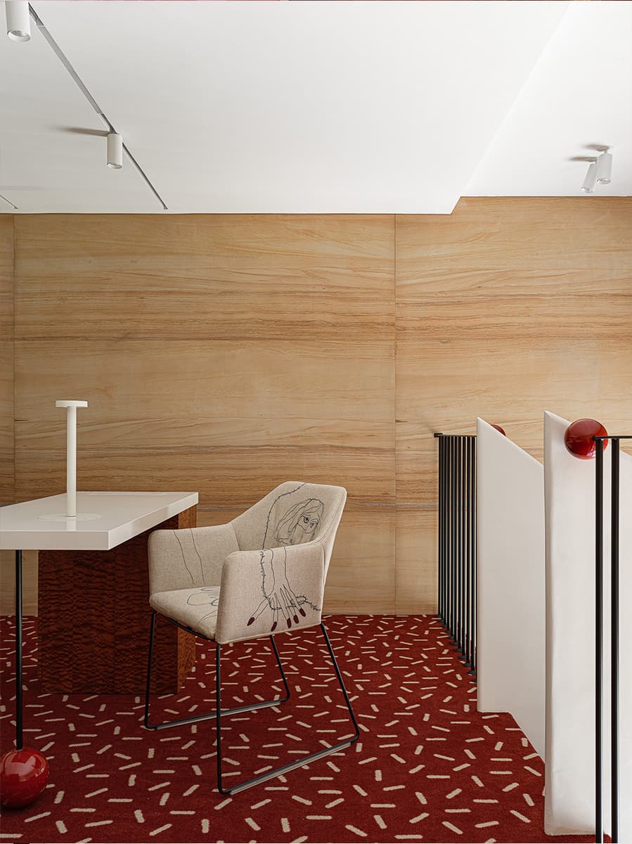 «Янтарная» древесина и глубокий бордовый цвет в интерьере казанского салона красоты — проект Ксении Евстафьевой