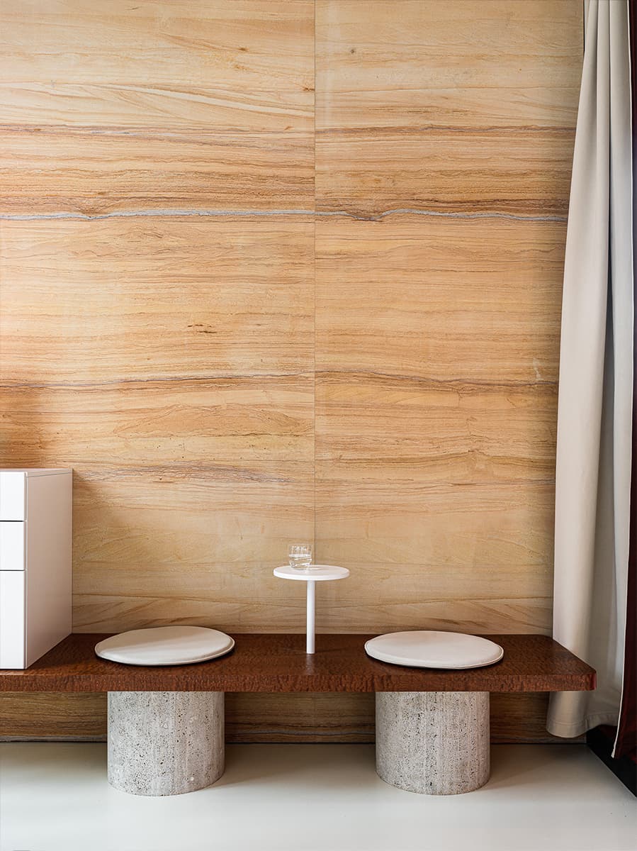 «Янтарная» древесина и глубокий бордовый цвет в интерьере казанского салона красоты — проект Ксении Евстафьевой