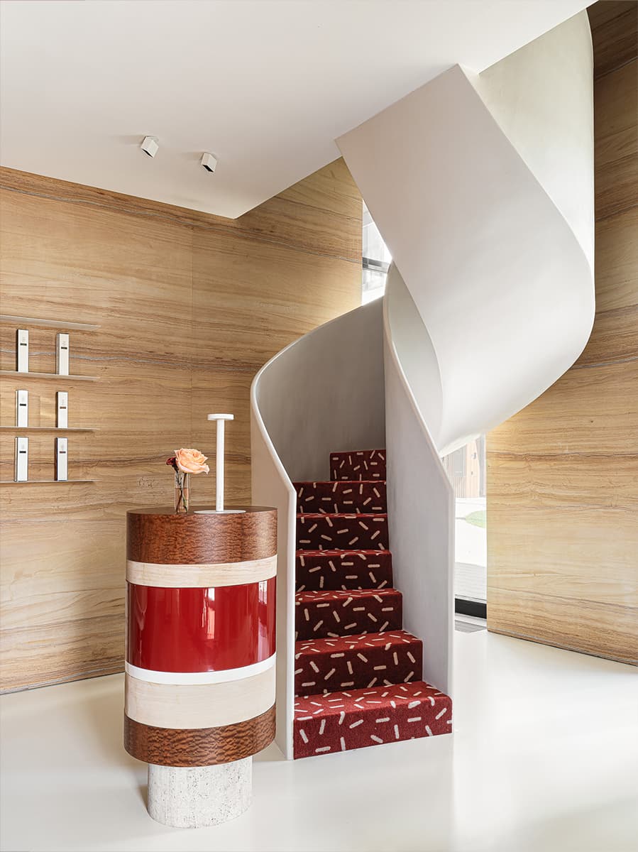 «Янтарная» древесина и глубокий бордовый цвет в интерьере казанского салона красоты — проект Ксении Евстафьевой