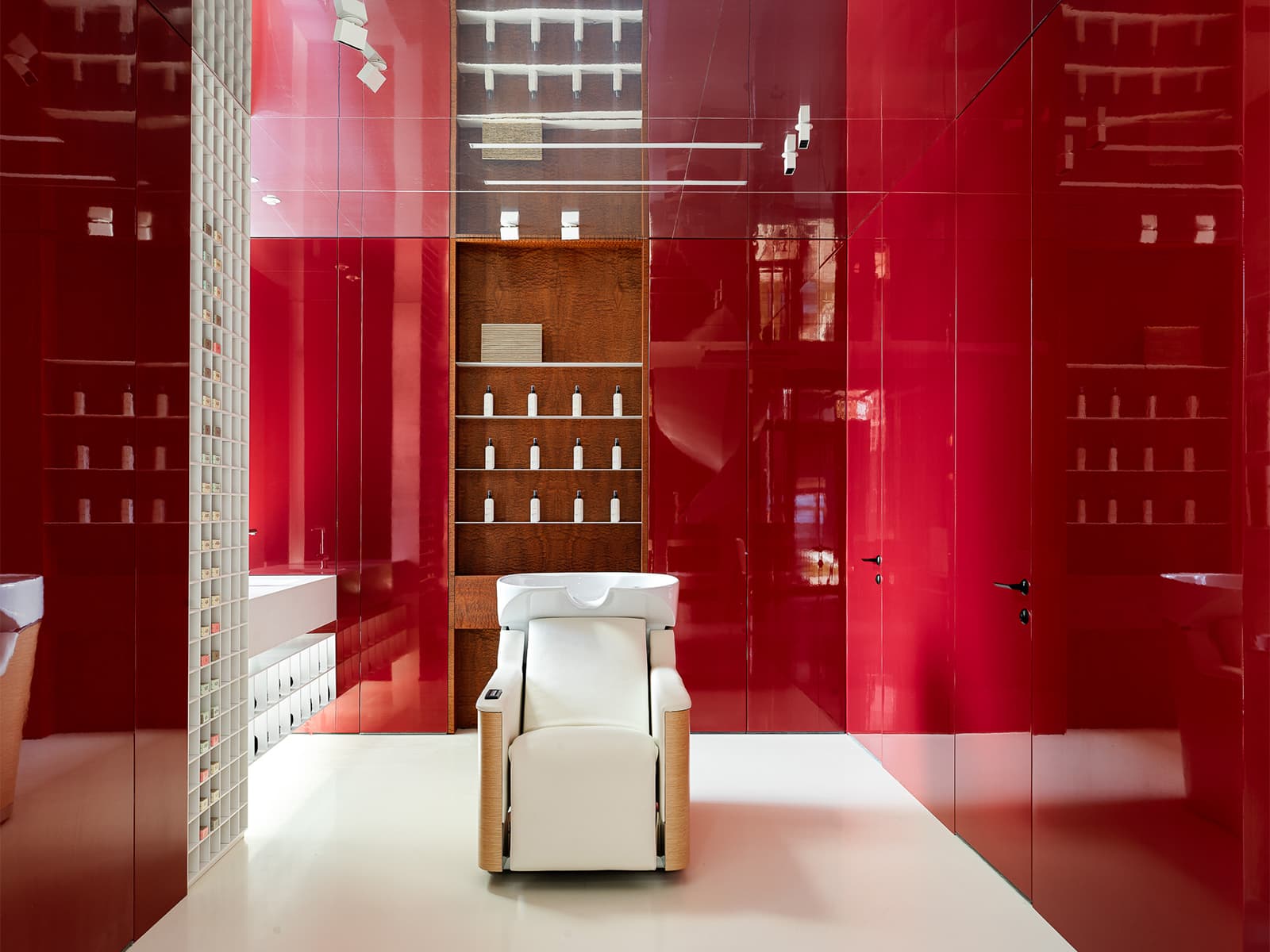 «Янтарная» древесина и глубокий бордовый цвет в интерьере казанского салона красоты — проект Ксении Евстафьевой