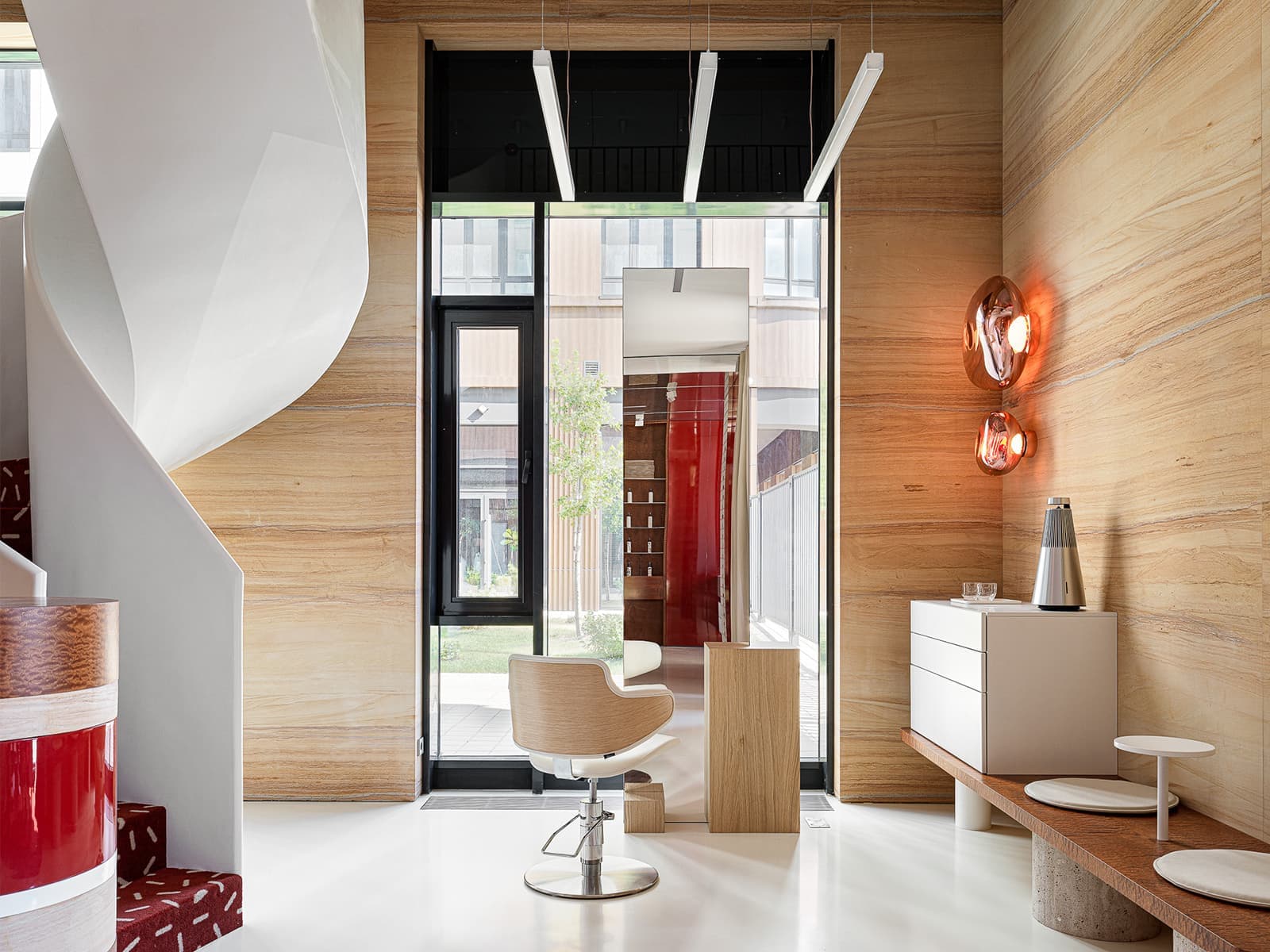 «Янтарная» древесина и глубокий бордовый цвет в интерьере казанского салона красоты — проект Ксении Евстафьевой