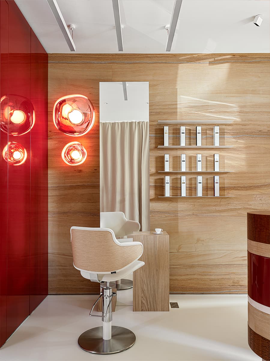 «Янтарная» древесина и глубокий бордовый цвет в интерьере казанского салона красоты — проект Ксении Евстафьевой