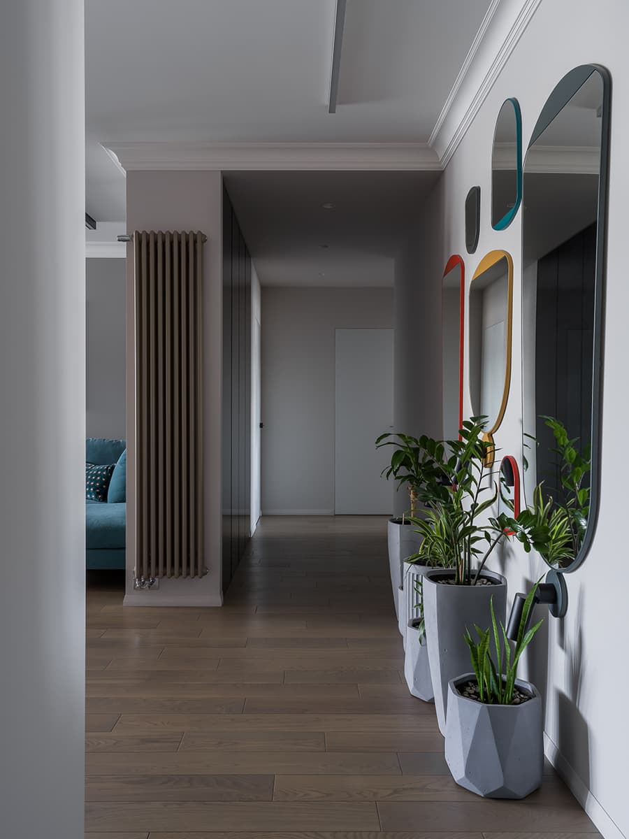 Принты, молдинги и живые растения в интерьере квартиры для матери с дочкой — проект Анны Котлинской