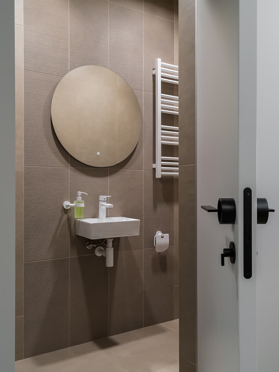 Принты, молдинги и живые растения в интерьере квартиры для матери с дочкой — проект Анны Котлинской