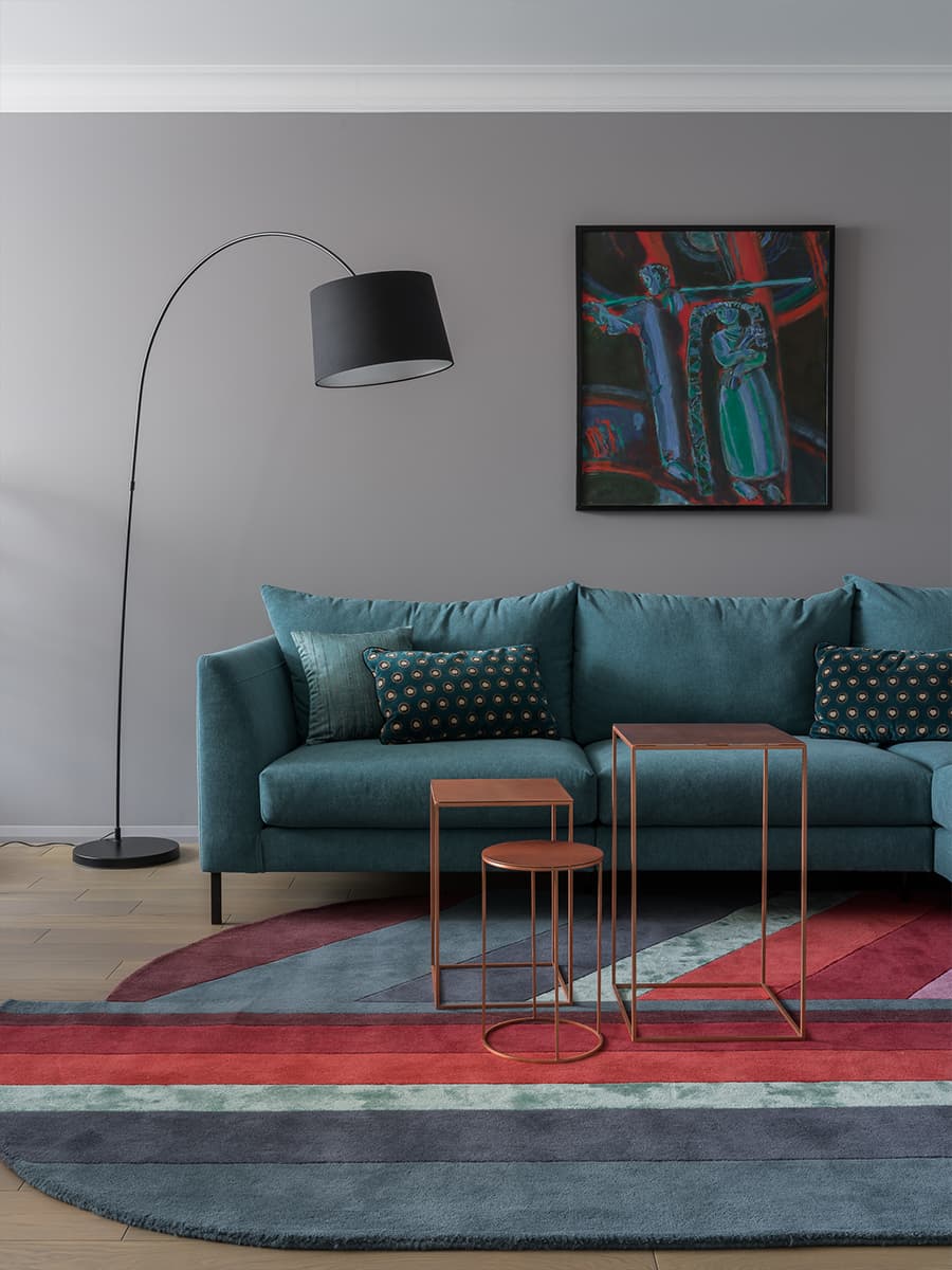 Принты, молдинги и живые растения в интерьере квартиры для матери с дочкой — проект Анны Котлинской