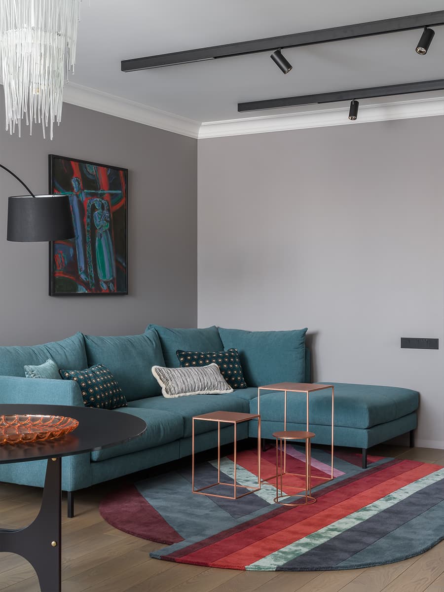 Принты, молдинги и живые растения в интерьере квартиры для матери с дочкой — проект Анны Котлинской