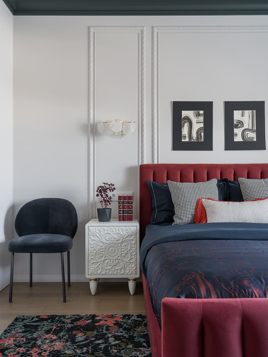 Принты, молдинги и живые растения в интерьере квартиры для матери с дочкой — проект Анны Котлинской