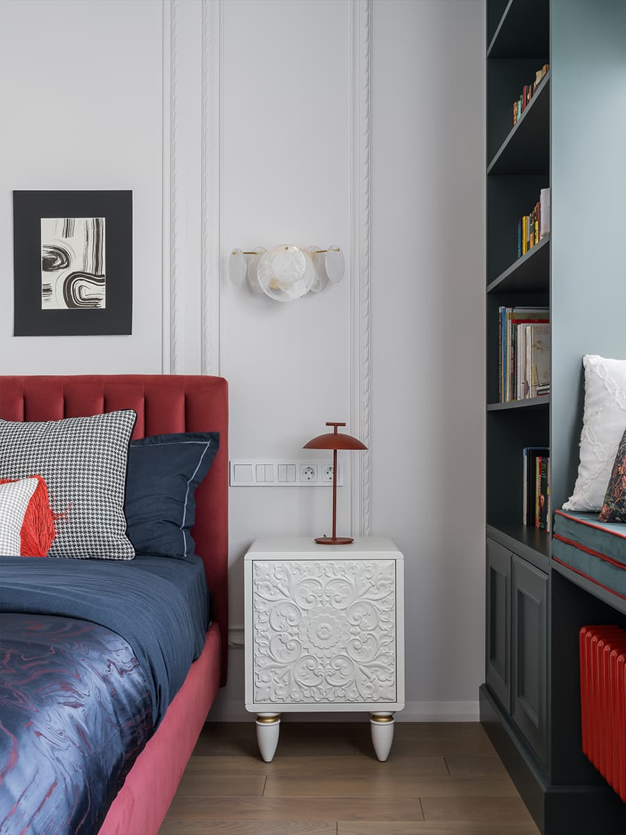 Принты, молдинги и живые растения в интерьере квартиры для матери с дочкой — проект Анны Котлинской