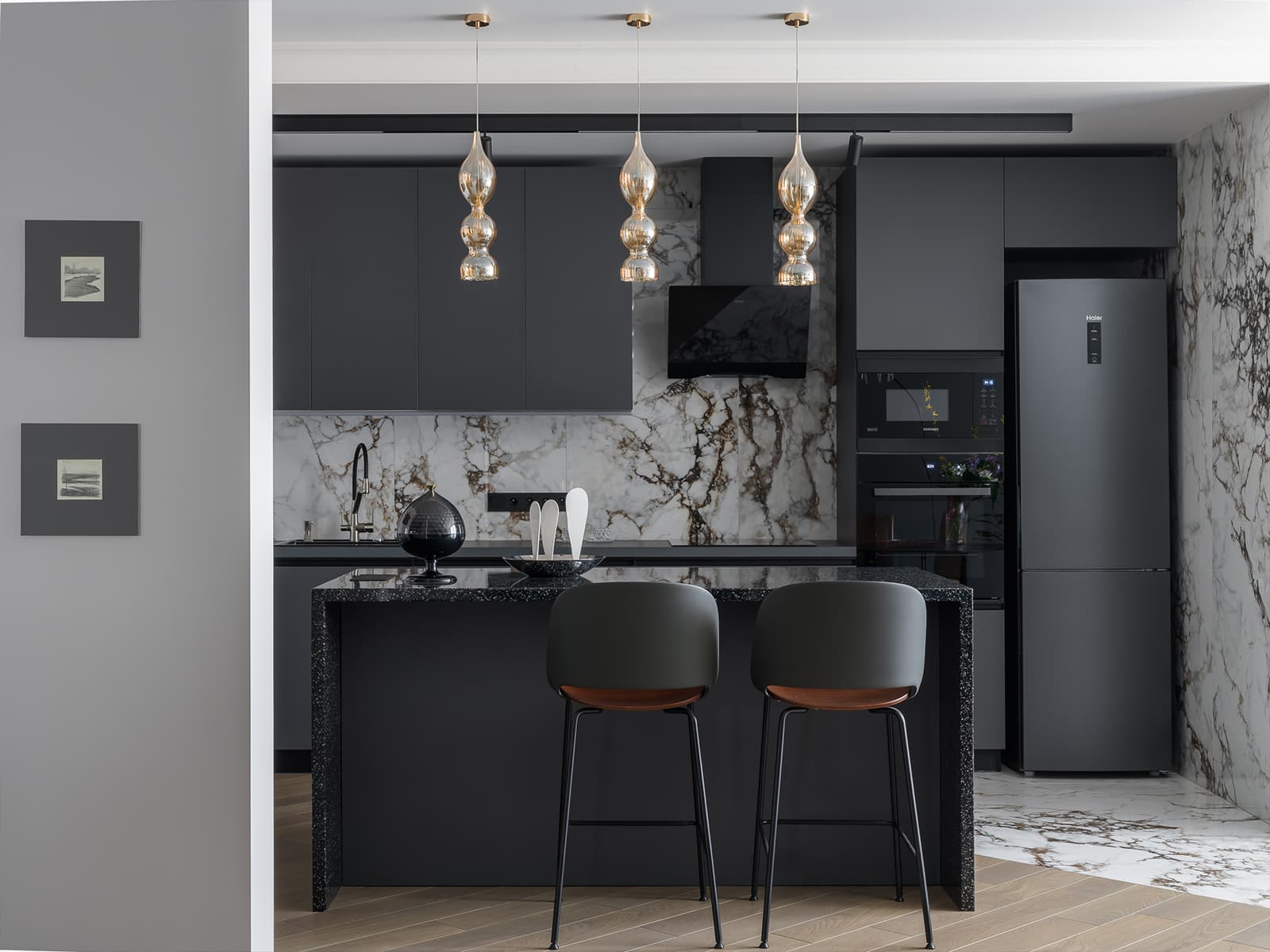 Принты, молдинги и живые растения в интерьере квартиры для матери с дочкой — проект Анны Котлинской