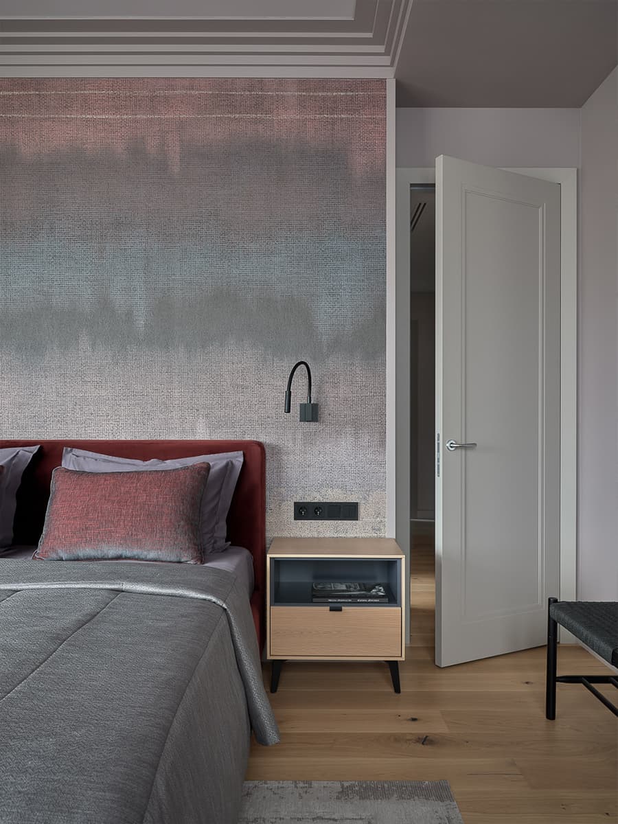 Сложные сливовые оттенки и шпон дуба в интерьере уютной квартиры — проект Катерины Шиховой