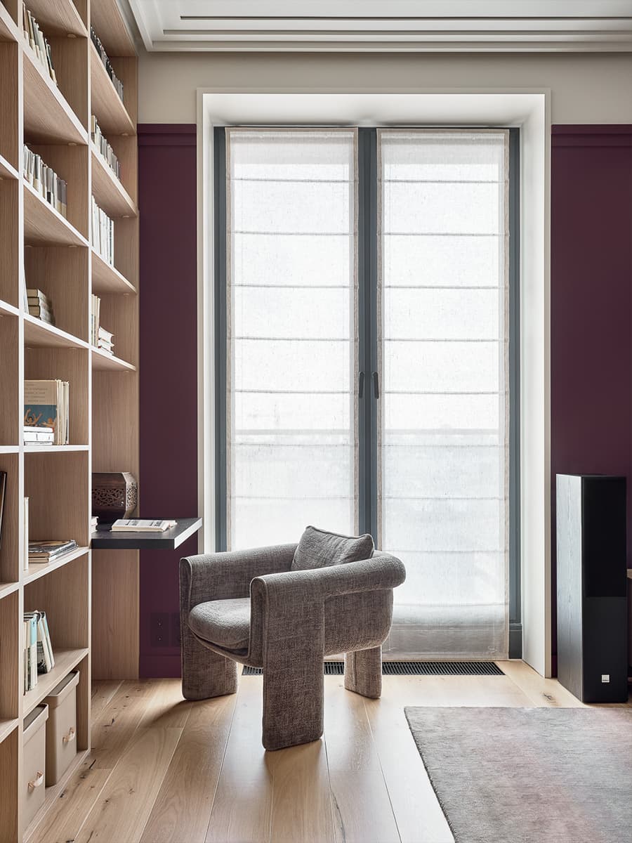 Сложные сливовые оттенки и шпон дуба в интерьере уютной квартиры — проект Катерины Шиховой