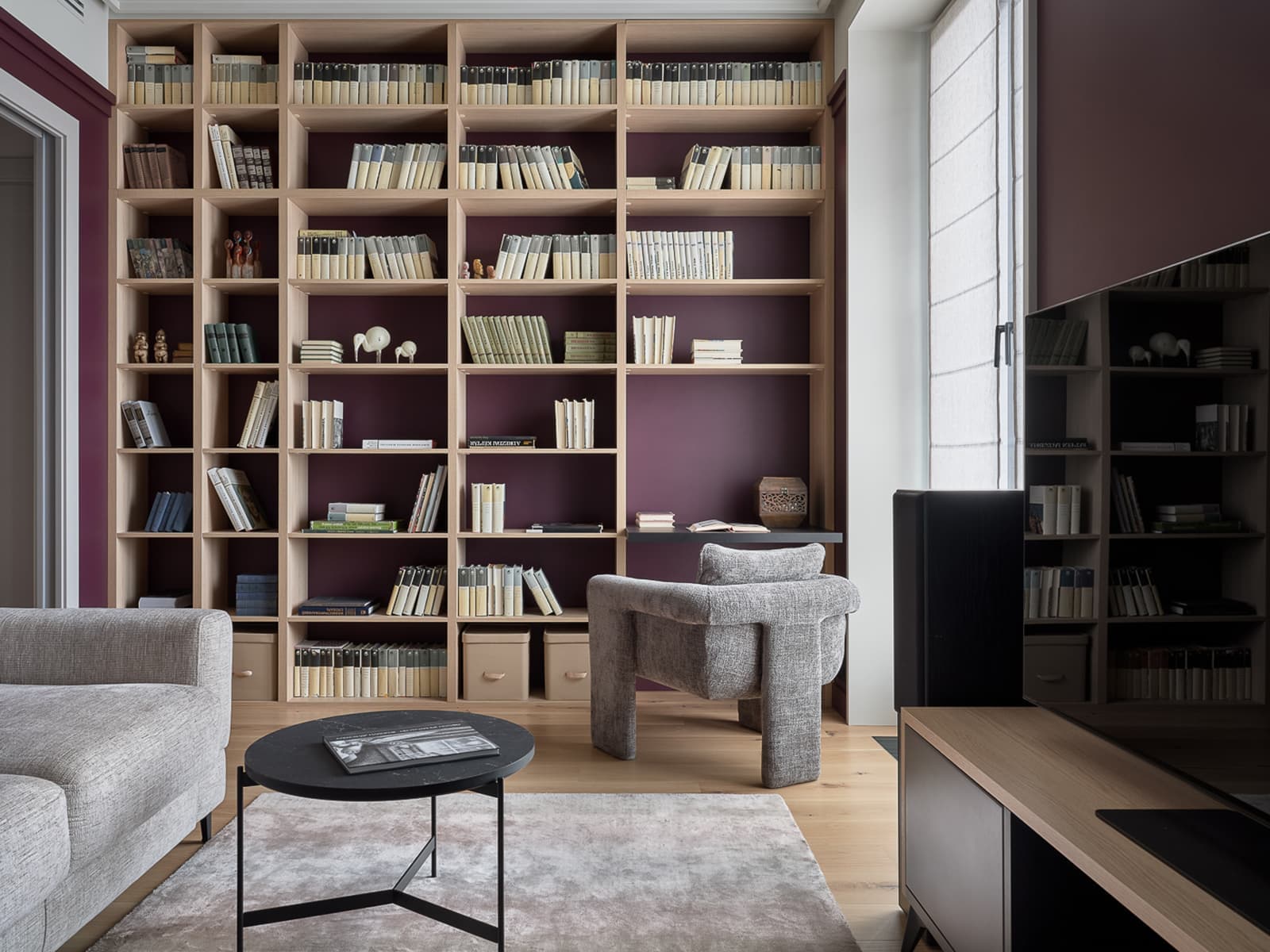 Сложные сливовые оттенки и шпон дуба в интерьере уютной квартиры — проект Катерины Шиховой
