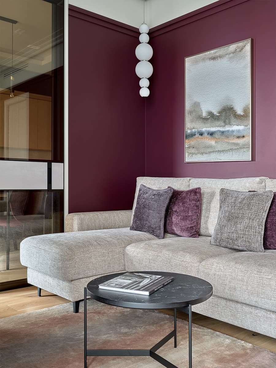Сложные сливовые оттенки и шпон дуба в интерьере уютной квартиры — проект Катерины Шиховой