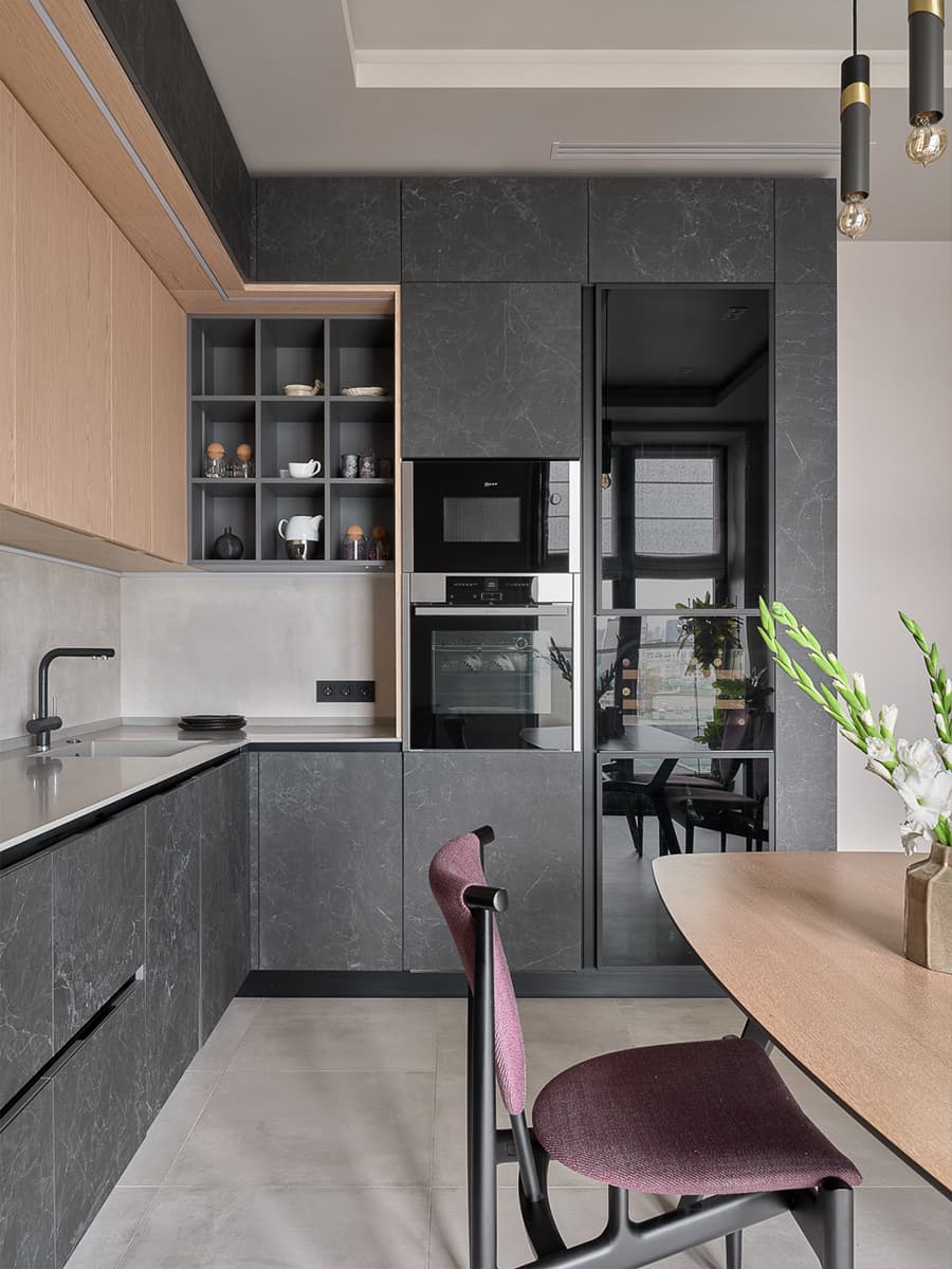 Сложные сливовые оттенки и шпон дуба в интерьере уютной квартиры — проект Катерины Шиховой