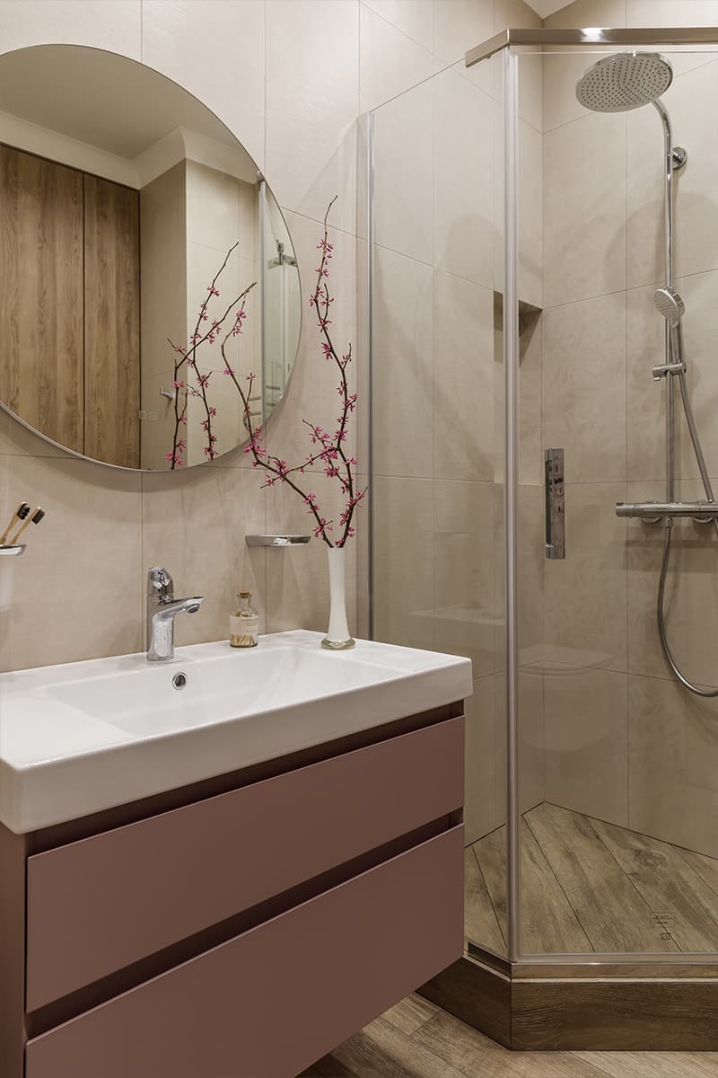 Нарядные люстры и сложные оттенки бежевого в интерьере для элегантной заказчицы – проект студии интерьерного дизайна Le Des